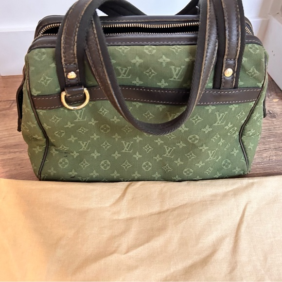 Louis Vuitton
Monogram Mini Josephine
Shoulder Bag - Picture 2 of 4